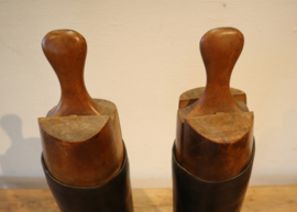 Antieke lederen laarzen met houten mal