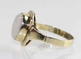 Vintage gouden ring met schitterende opaal