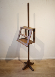 Antieke houten muziekstandaard