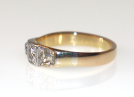 Antieke gouden ring met oudslijpsel diamant en roosdiamanten.