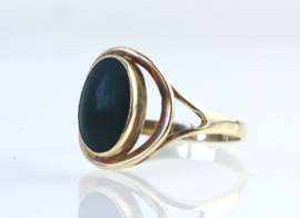 Gouden ring met cabochon malachiet