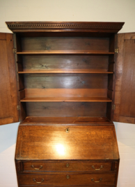 Antiek secretaire met boekenopstand, 18e eeuw.