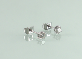 Witgouden solitair oorknoppen 18 karaat met diamant