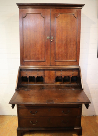 Antieke secretaire met boekenopstand, 18e eeuw.