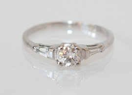Antieke Art Deco witgouden ring met oudslijpel diamant en tapse baguettes