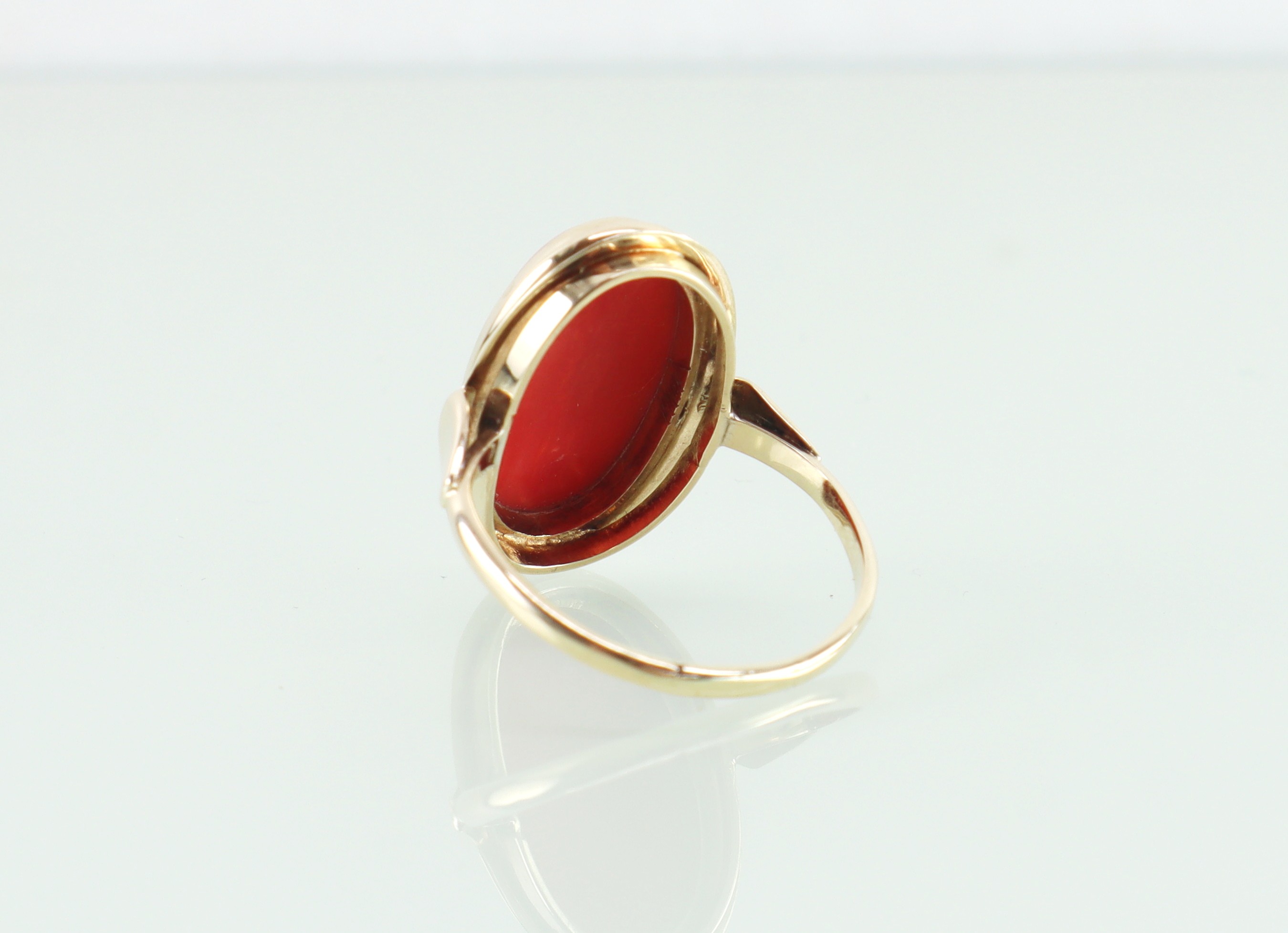 Vintage gouden ring met bloedkoraal