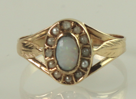 Antieke gouden ring met opaal en zaadparels, jaren ‘20/’30