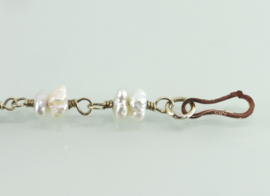 Gouden armbandje gekettelde parels