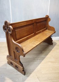 Antieke kerkbank met gotisch snijwerk