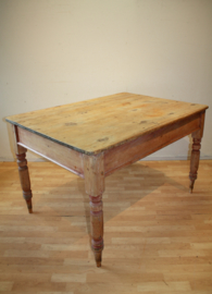 Antieke grenen tafel