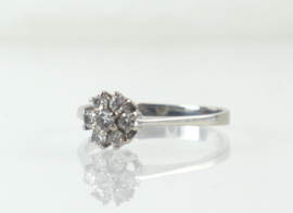 Witgouden ring, rozetring, met briljanten in de vorm van een bloem