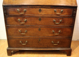 Antieke secretaire met boekenopstand, 18e eeuw.