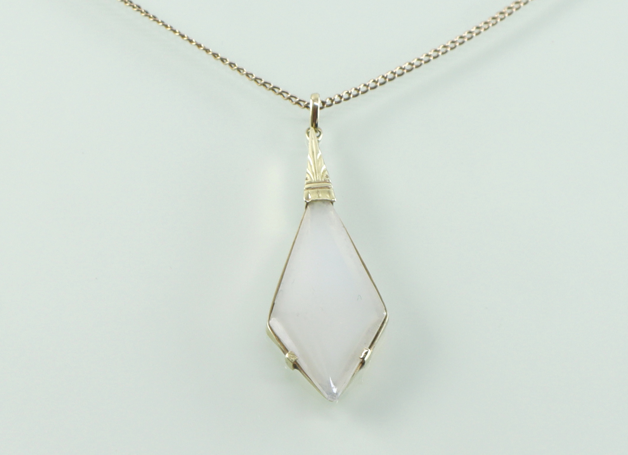 Art Deco gouden hanger maansteen aan collier