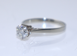 Vintage witgouden solitairring met grote diamant