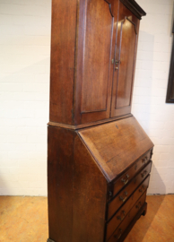 Antieke secretaire met boekenopstand, 18e eeuw.