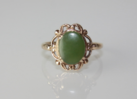 Antieke gouden ring met nefriet