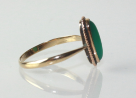 Antieke gouden ring met cabuchon geslepen groene edelsteen