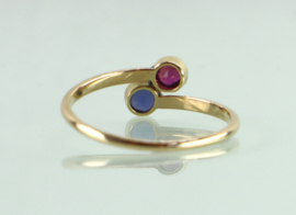 Antieke gouden Toi et Moi ring met saffier en robijn