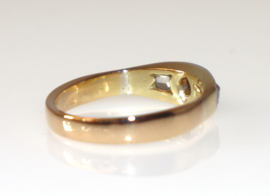 Antieke gouden ring met oudslijpsel diamant en roosdiamanten.