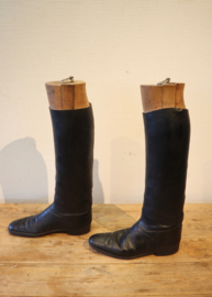 Antiek lederen laarzen met houten mal