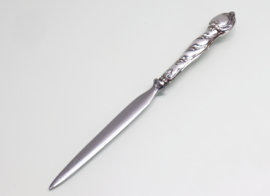 Antieke briefopener met zilveren handvat