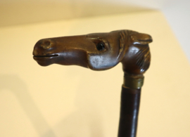 Antieke wandelstok met handvat paard