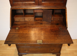 Antiek secretaire met boekenopstand, 18e eeuw.