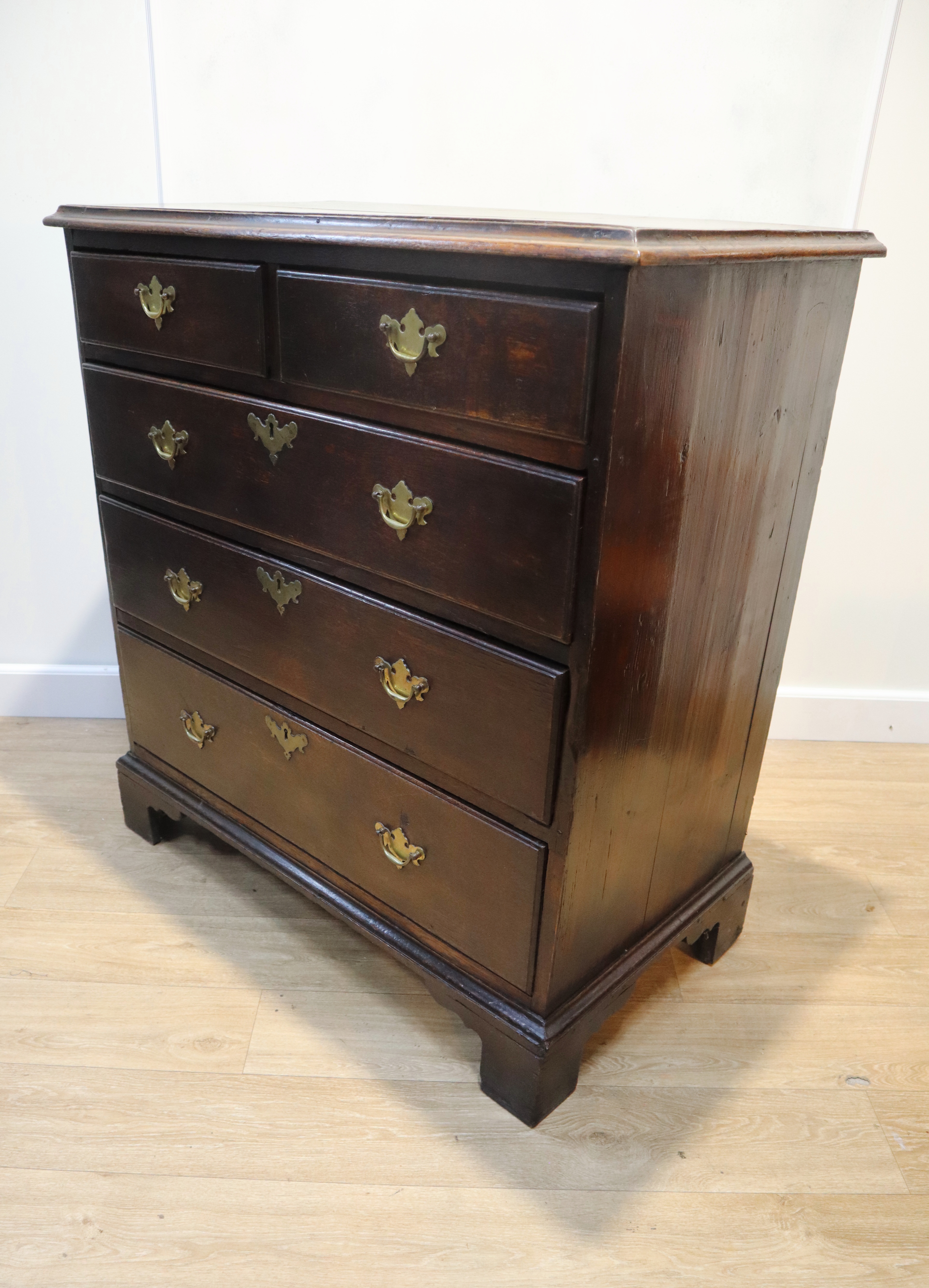 Antieke Engelse commode, 18e eeuw
