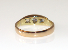 Antieke gouden ring met oudslijpsel diamant en roosdiamanten.