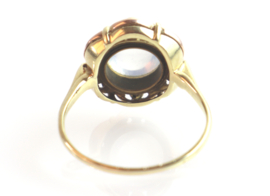 Vintage gouden ring met grote cabochon geslepen maansteen.