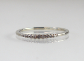 Smalle witgouden rijring aanschuifring met diamantjes