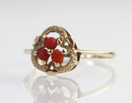 Vintage gouden ring met bloedkoraal