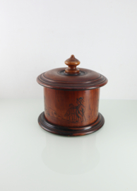 Antieke houten tabakspot met decoratie