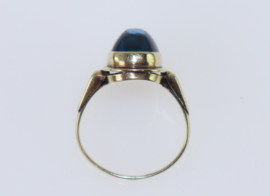 Antieke gouden ring met cabochon aquamarijn glas