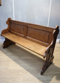 Antieke kerkbank met gotisch snijwerk