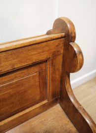 Antieke kerkbank met gotisch snijwerk