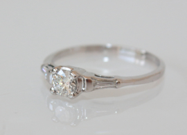 Antieke Art Deco witgouden ring met oudslijpel diamant en tapse baguettes