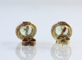 Bijzondere vintage gouden oorknoppen met annagroen glas