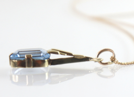 Art Deco gouden hanger blauwe spinel aan collier