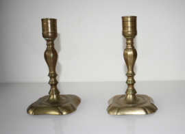Twee antieke bronzen kandelaars 18e eeuw