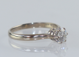 Antieke 18 karaat gouden ring met solitair diamant.