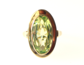 Bijzondere vintage gouden ring met annagroen-glas