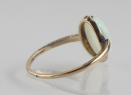 Antieke gouden ring met fraaie opaal
