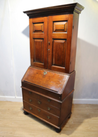 Antieke Engelse secretaire met boekenopstand, 18e eeuw.