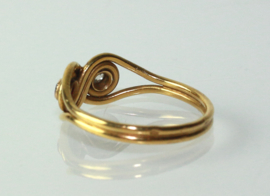 Antieke 20 karaat gouden ring met diamant en robijn