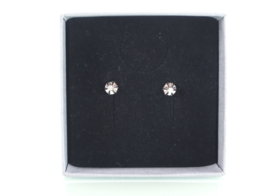 Witgouden oorknoppen met diamant