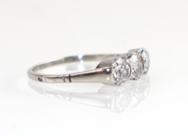 Schitterende Art Deco witgouden ring met drie diamanten.