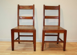 Twee antieke stoeltjes (setprijs)
