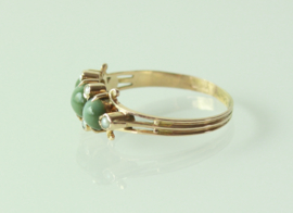 Fraaie Art Nouveau gouden ring met groene kattenoog (chrysoberyl) en zaadparels