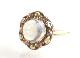 Vintage gouden ring met grote cabochon geslepen maansteen.
